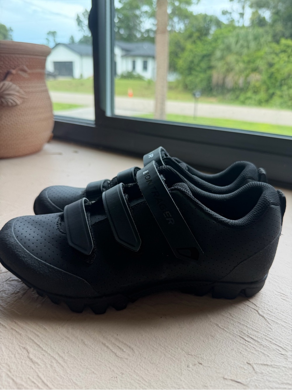 Bontrager Black Quantum Mountain Bike Shoes three-strap hook loop Closure SZ 6 - Picture 3 of 11